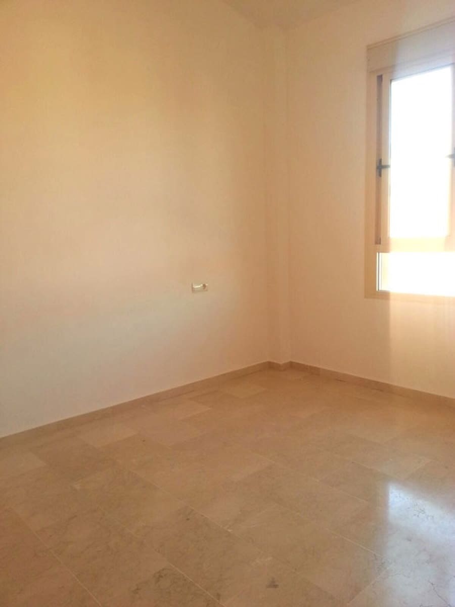 Villa/Maison Semi-Mitoyenne de 4 chambres à louer à Sanlucar la Mayor avec piscine garage - 900 € (Ref: 10044835)