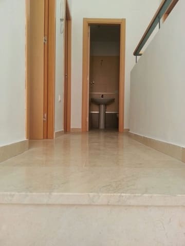 4 quarto Moradia Geminada para arrendar em Sanlúcar la Mayor com piscina garagem - 900 € (Ref: 10044835)