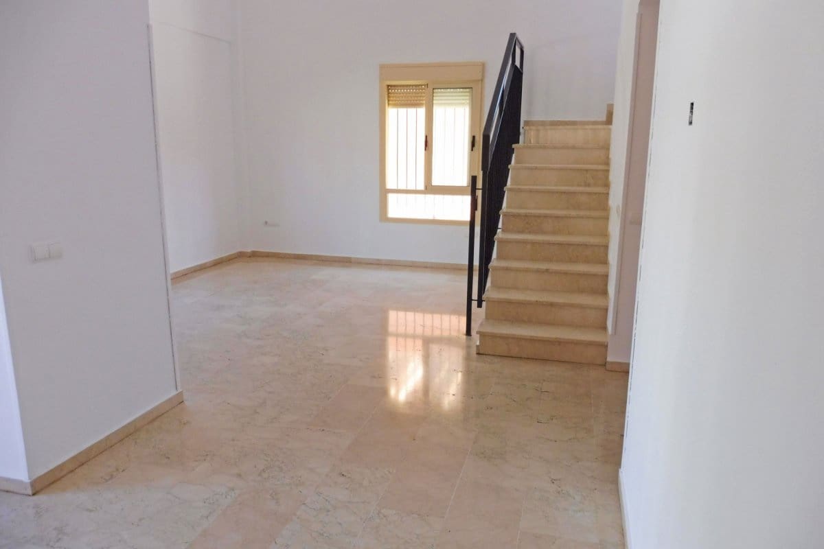 Villa/Maison Semi-Mitoyenne de 4 chambres à louer à Sanlucar la Mayor avec piscine garage - 900 € (Ref: 10044835)