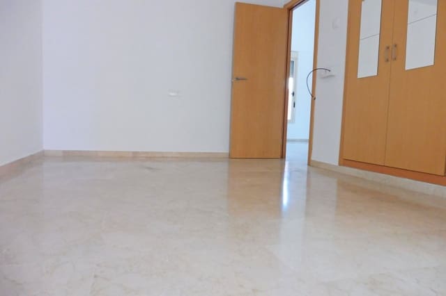 4 quarto Moradia Geminada para arrendar em Sanlúcar la Mayor com piscina garagem - 900 € (Ref: 10044835)