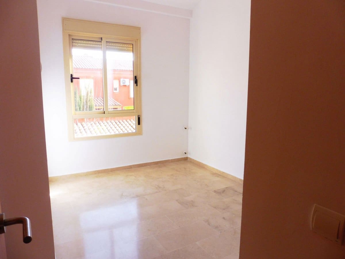 Villa/Maison Semi-Mitoyenne de 4 chambres à louer à Sanlucar la Mayor avec piscine garage - 900 € (Ref: 10044835)