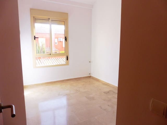 4 quarto Moradia Geminada para arrendar em Sanlúcar la Mayor com piscina garagem - 900 € (Ref: 10044835)