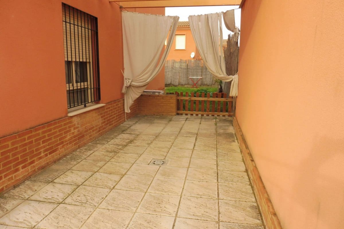 Villa/Maison Semi-Mitoyenne de 4 chambres à louer à Sanlucar la Mayor avec piscine garage - 900 € (Ref: 10044835)