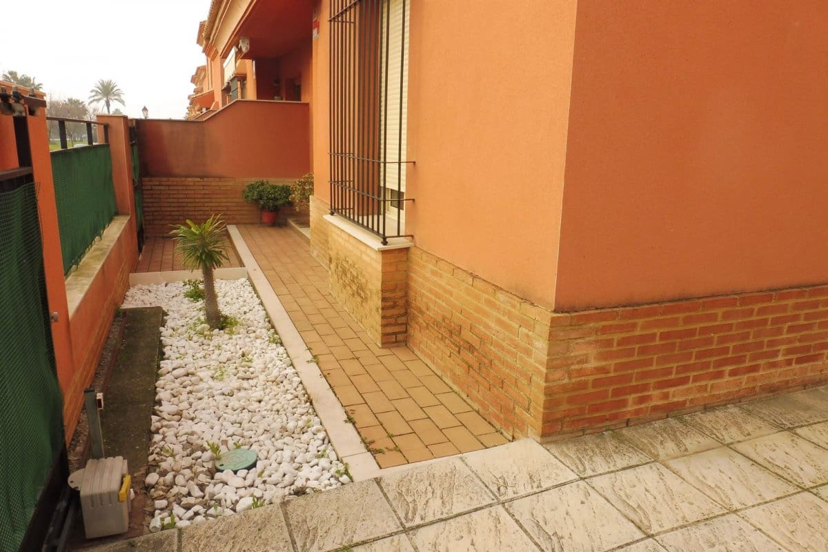 Villa/Maison Semi-Mitoyenne de 4 chambres à louer à Sanlucar la Mayor avec piscine garage - 900 € (Ref: 10044835)