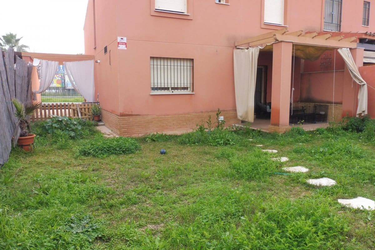 Villa/Maison Semi-Mitoyenne de 4 chambres à louer à Sanlucar la Mayor avec piscine garage - 900 € (Ref: 10044835)