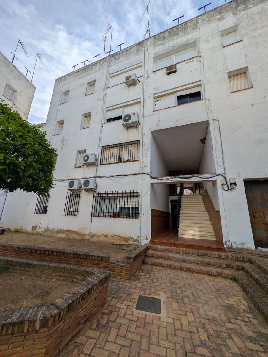 3 bedroom Flat for sale in Sanlucar la Mayor - € 89,900 (Ref: 9897341)