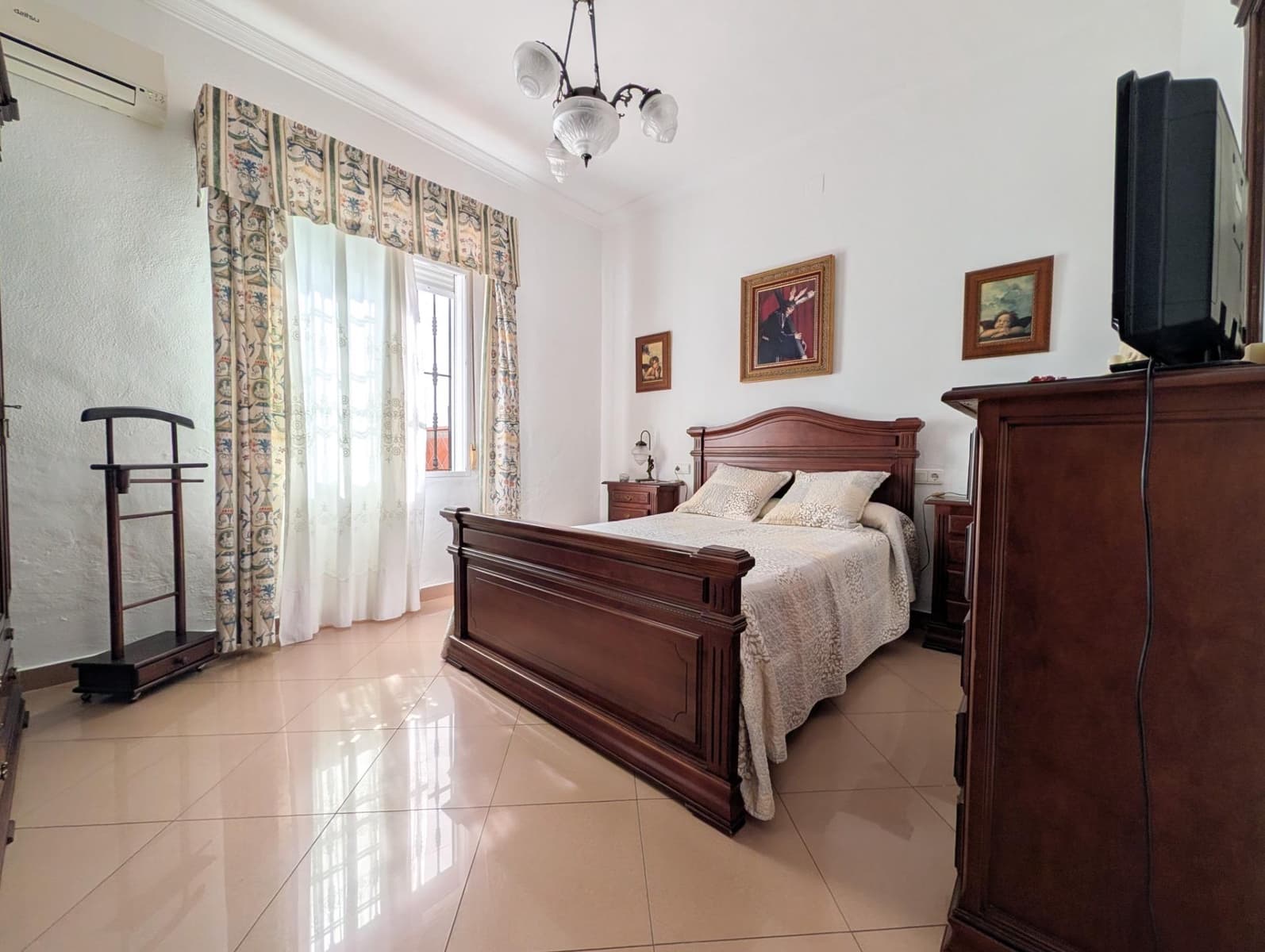 3 bedroom Townhouse for sale in Sanlucar la Mayor - € 160,000 (Ref: 9897342)