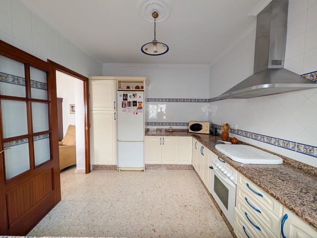3 bedroom Townhouse for sale in Sanlúcar la Mayor - € 160,000 (Ref: 9897342)