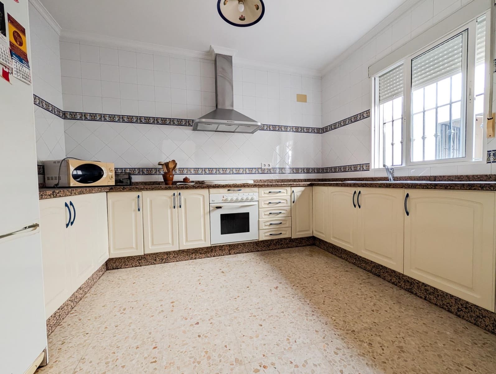 3 bedroom Townhouse for sale in Sanlucar la Mayor - € 160,000 (Ref: 9897342)