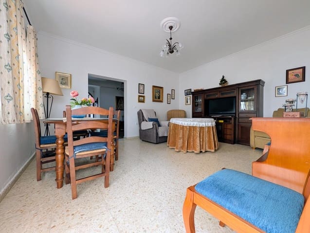 3 bedroom Townhouse for sale in Sanlúcar la Mayor - € 160,000 (Ref: 9897342)