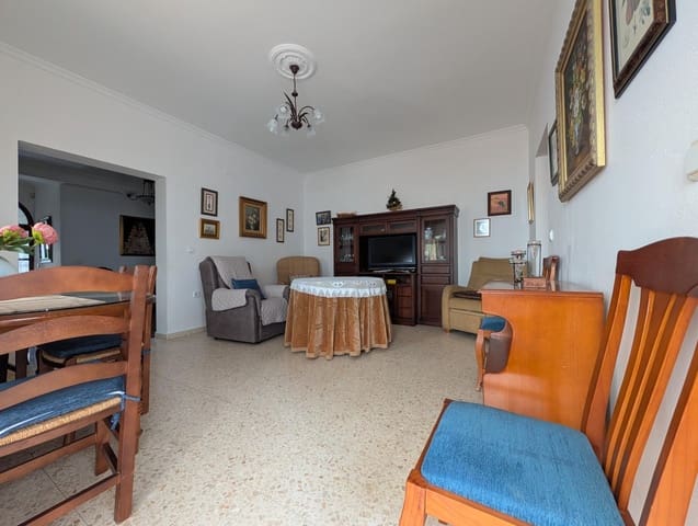 3 bedroom Townhouse for sale in Sanlúcar la Mayor - € 160,000 (Ref: 9897342)