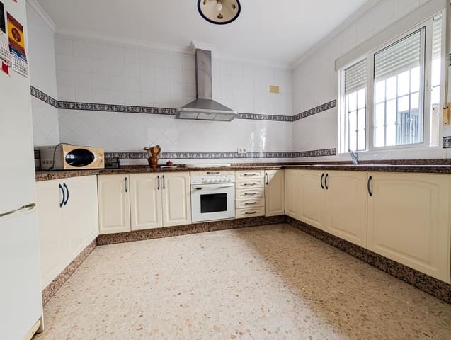 3 bedroom Townhouse for sale in Sanlúcar la Mayor - € 160,000 (Ref: 9897342)