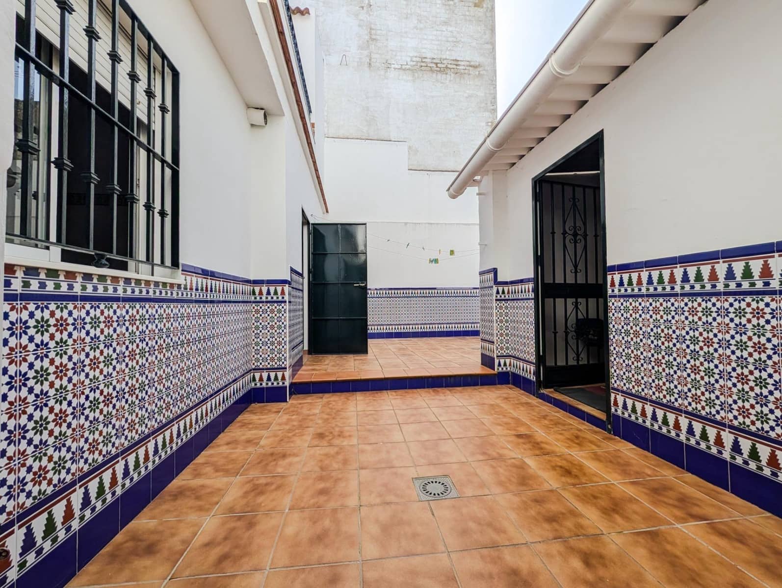 3 bedroom Townhouse for sale in Sanlucar la Mayor - € 160,000 (Ref: 9897342)