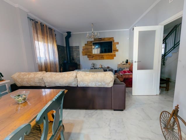 4 bedroom Semi-detached Villa for sale in Sanlúcar la Mayor with pool garage - € 245,000 (Ref: 9897343)