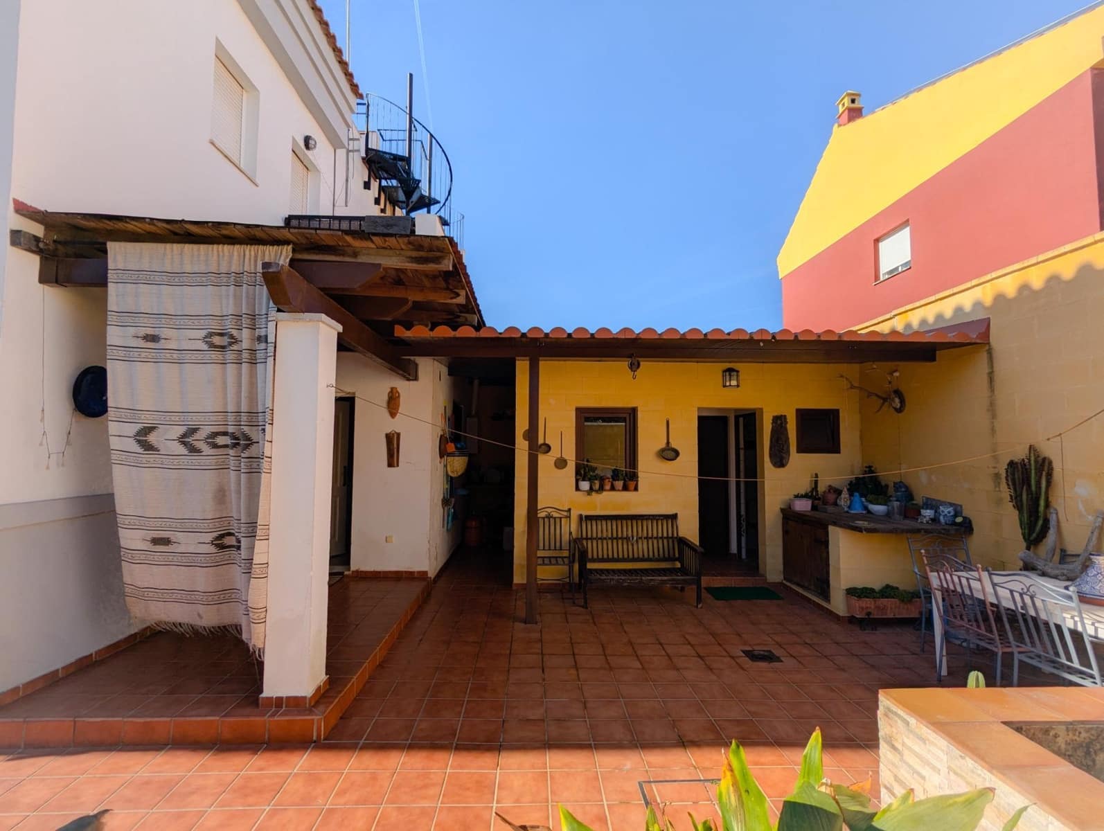 4 bedroom Semi-detached Villa for sale in Sanlucar la Mayor with pool garage - € 245,000 (Ref: 9897343)
