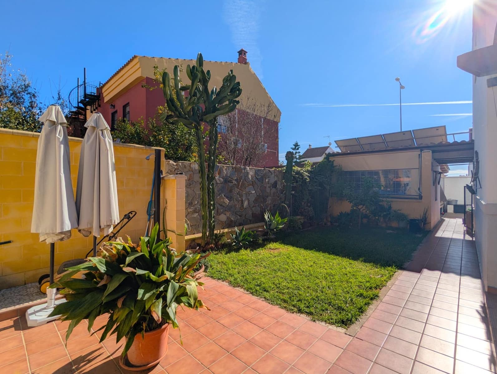 4 bedroom Semi-detached Villa for sale in Sanlucar la Mayor with pool garage - € 245,000 (Ref: 9897343)