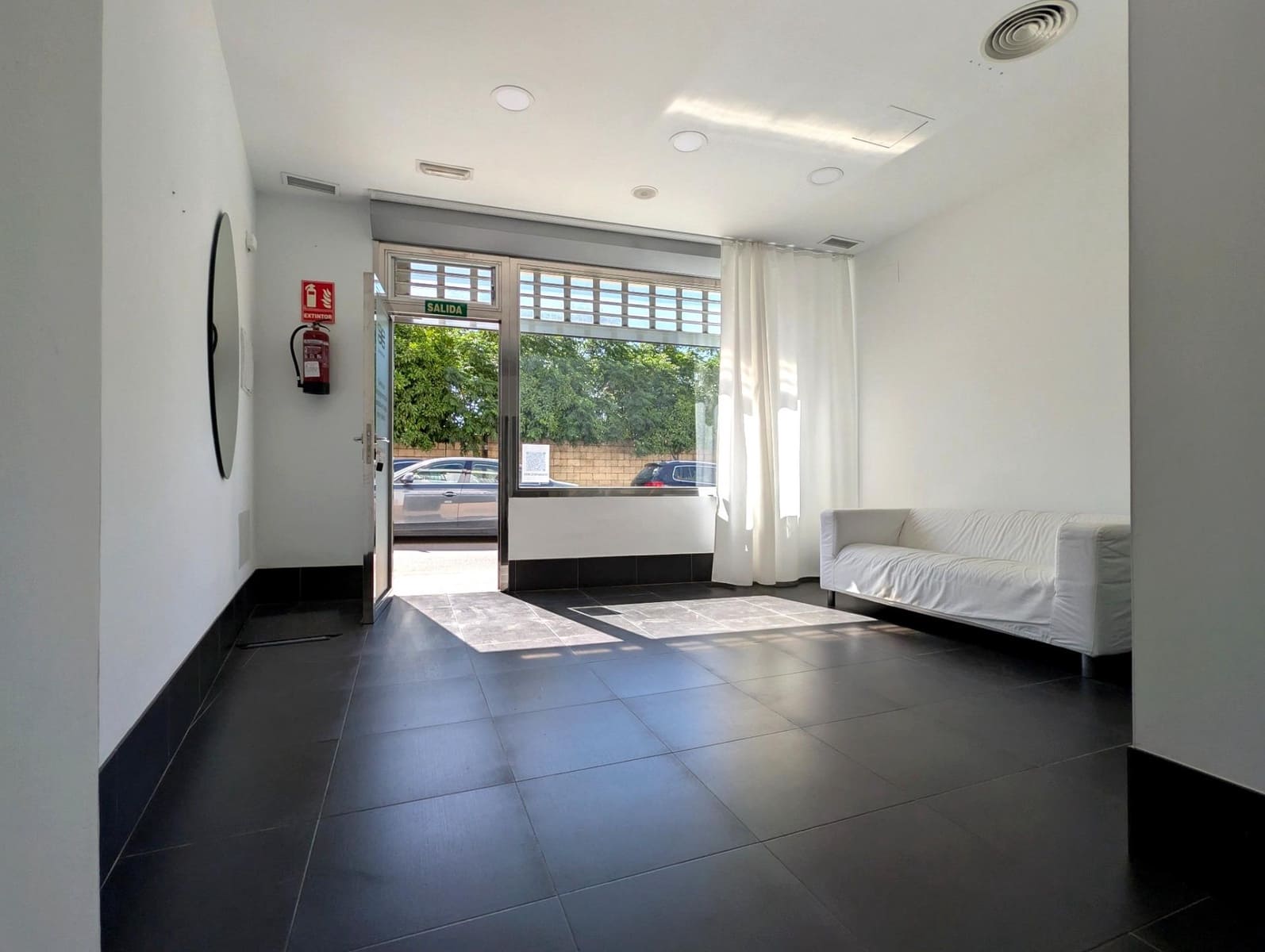 1 bedroom Commercial for rent in Sanlucar la Mayor - € 420 (Ref: 9897344)