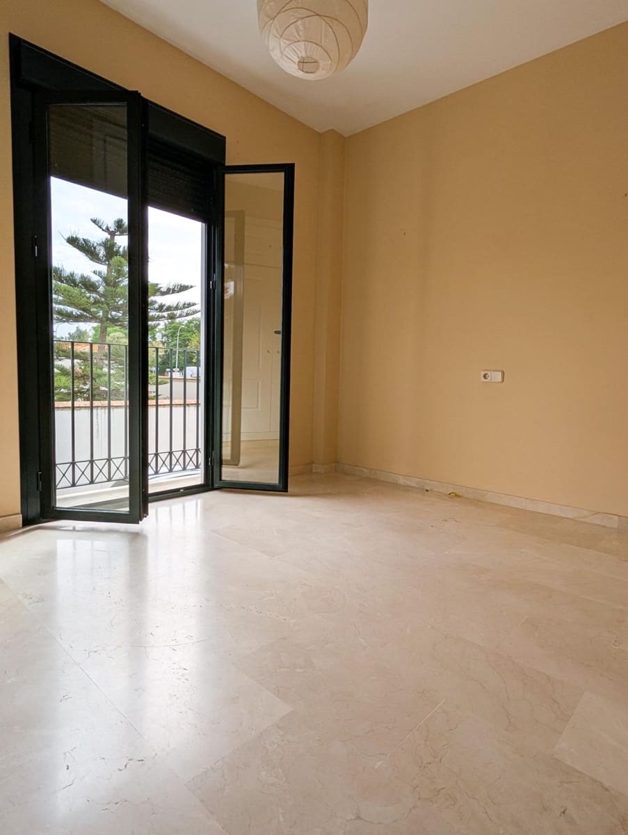 3 bedroom Townhouse for sale in Sanlucar la Mayor with pool - € 240,000 (Ref: 9897345)