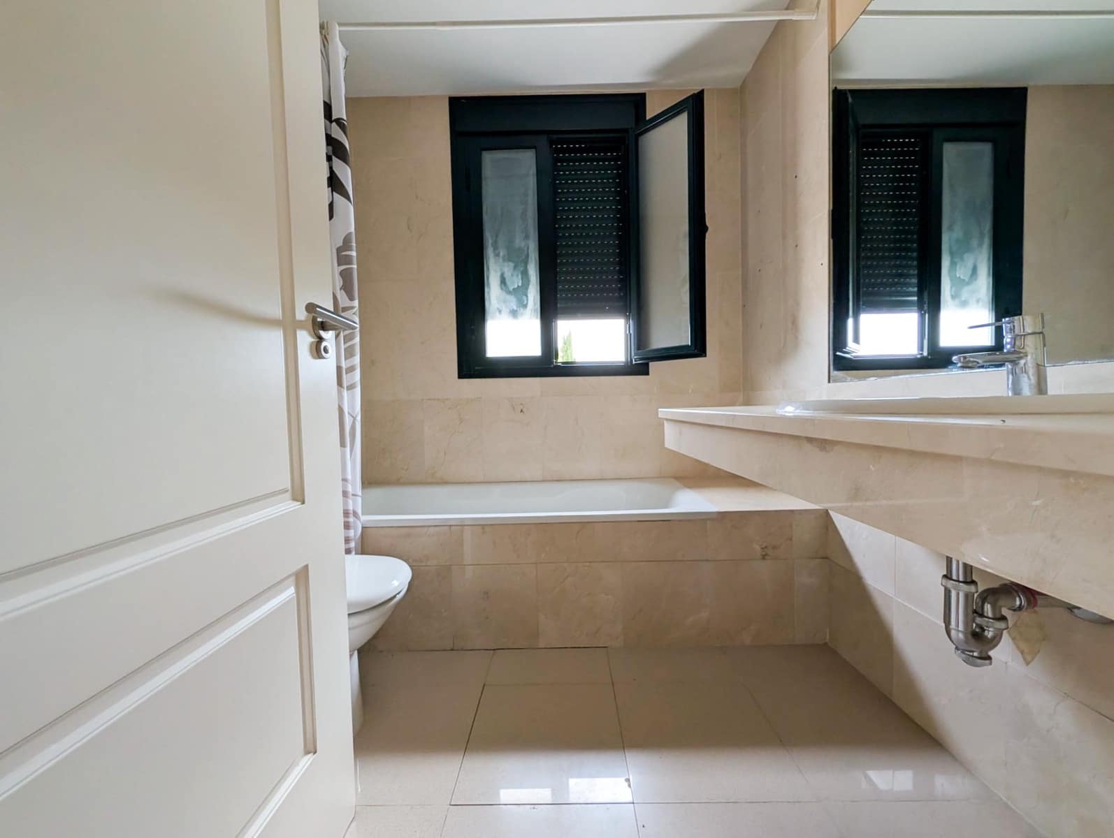 3 bedroom Townhouse for sale in Sanlucar la Mayor with pool - € 240,000 (Ref: 9897345)