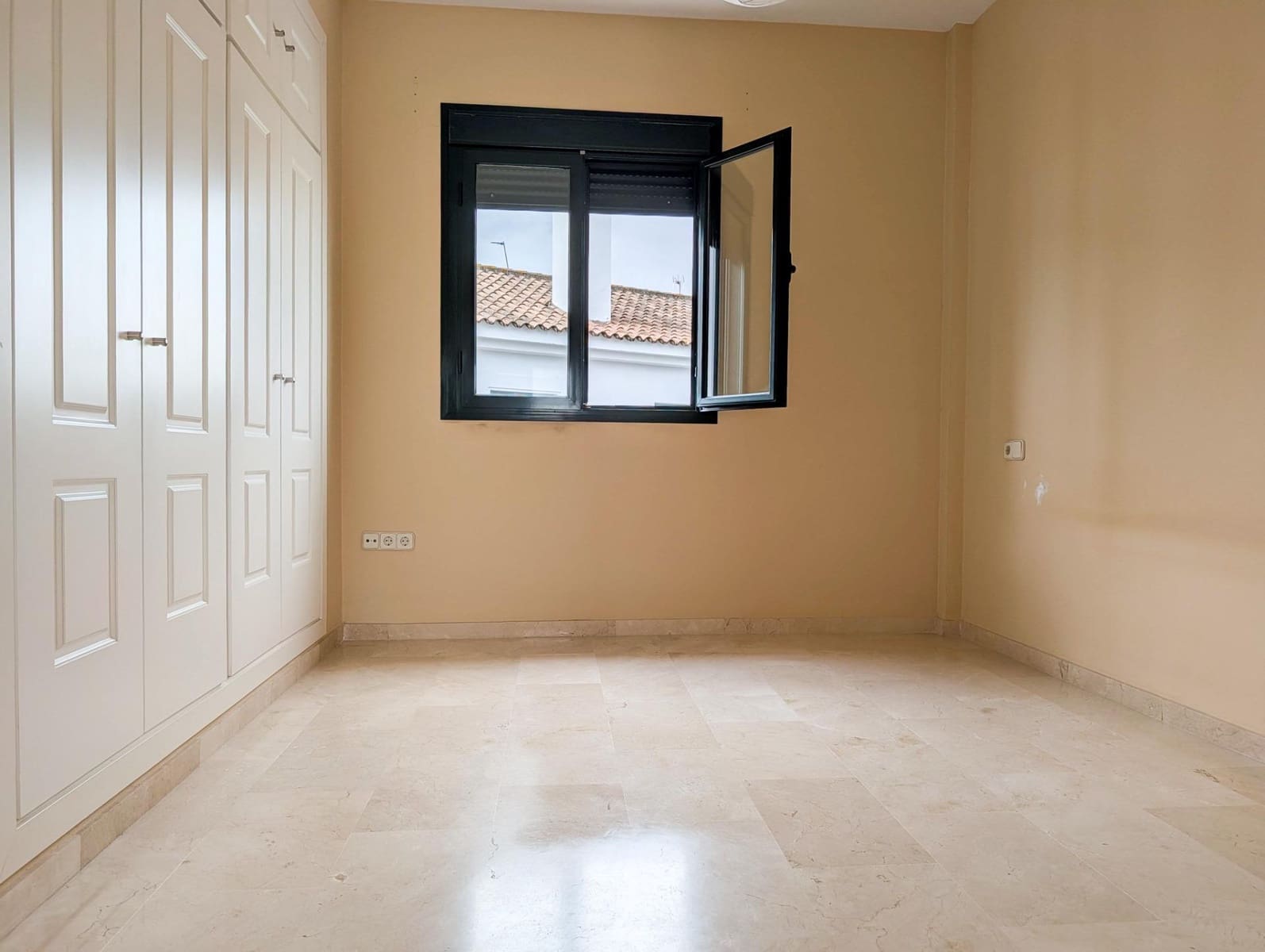 3 bedroom Townhouse for sale in Sanlucar la Mayor with pool - € 240,000 (Ref: 9897345)