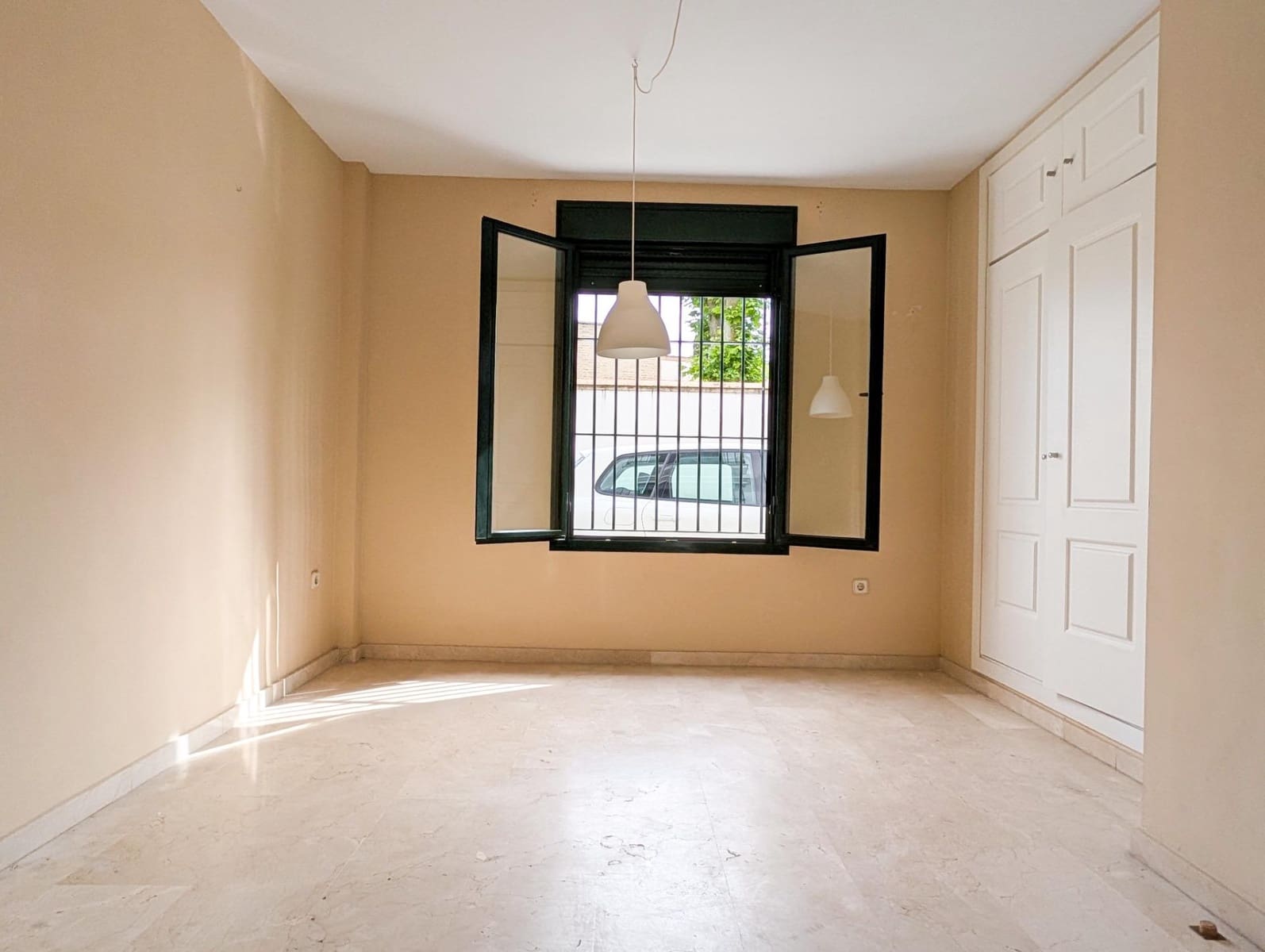 3 bedroom Townhouse for sale in Sanlucar la Mayor with pool - € 240,000 (Ref: 9897345)
