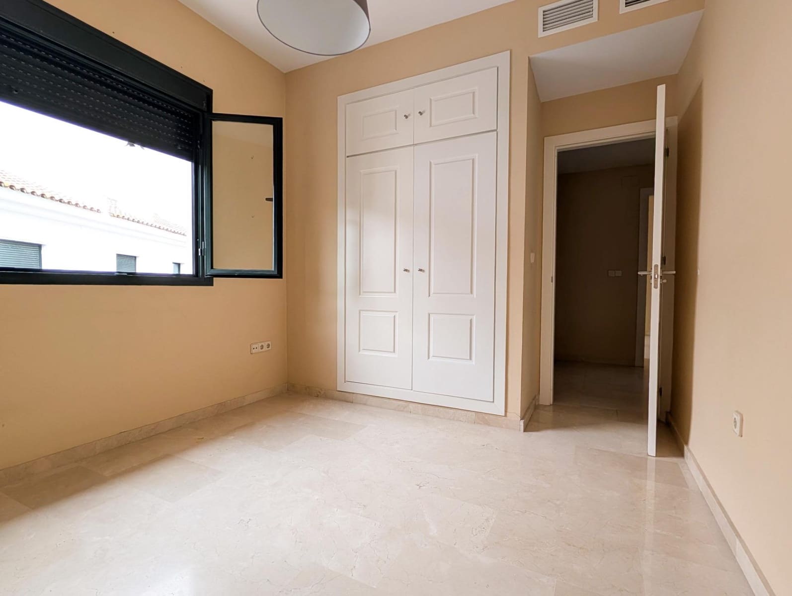 3 bedroom Townhouse for sale in Sanlucar la Mayor with pool - € 240,000 (Ref: 9897345)
