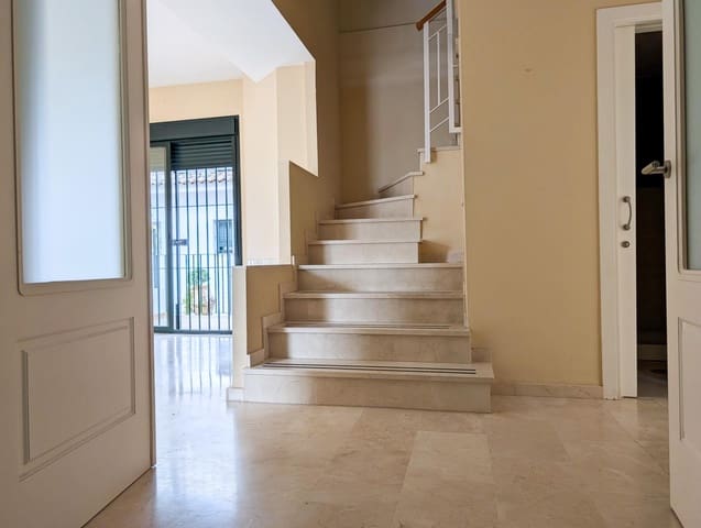 3 bedroom Townhouse for sale in Sanlúcar la Mayor with pool - € 240,000 (Ref: 9897345)