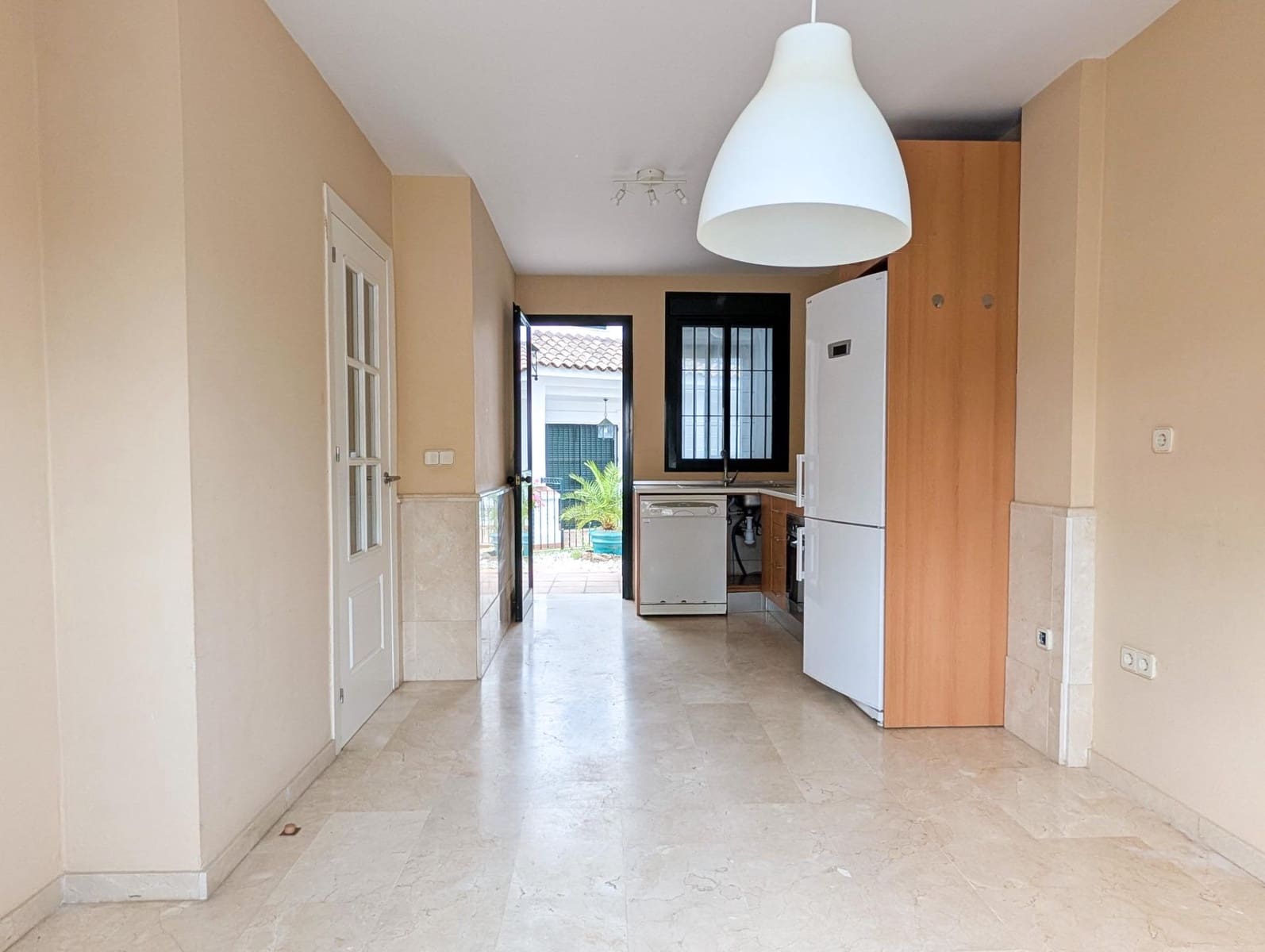 3 bedroom Townhouse for sale in Sanlucar la Mayor with pool - € 240,000 (Ref: 9897345)