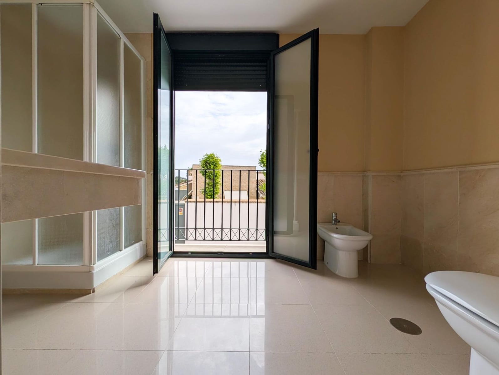 3 bedroom Townhouse for sale in Sanlucar la Mayor with pool - € 240,000 (Ref: 9897345)