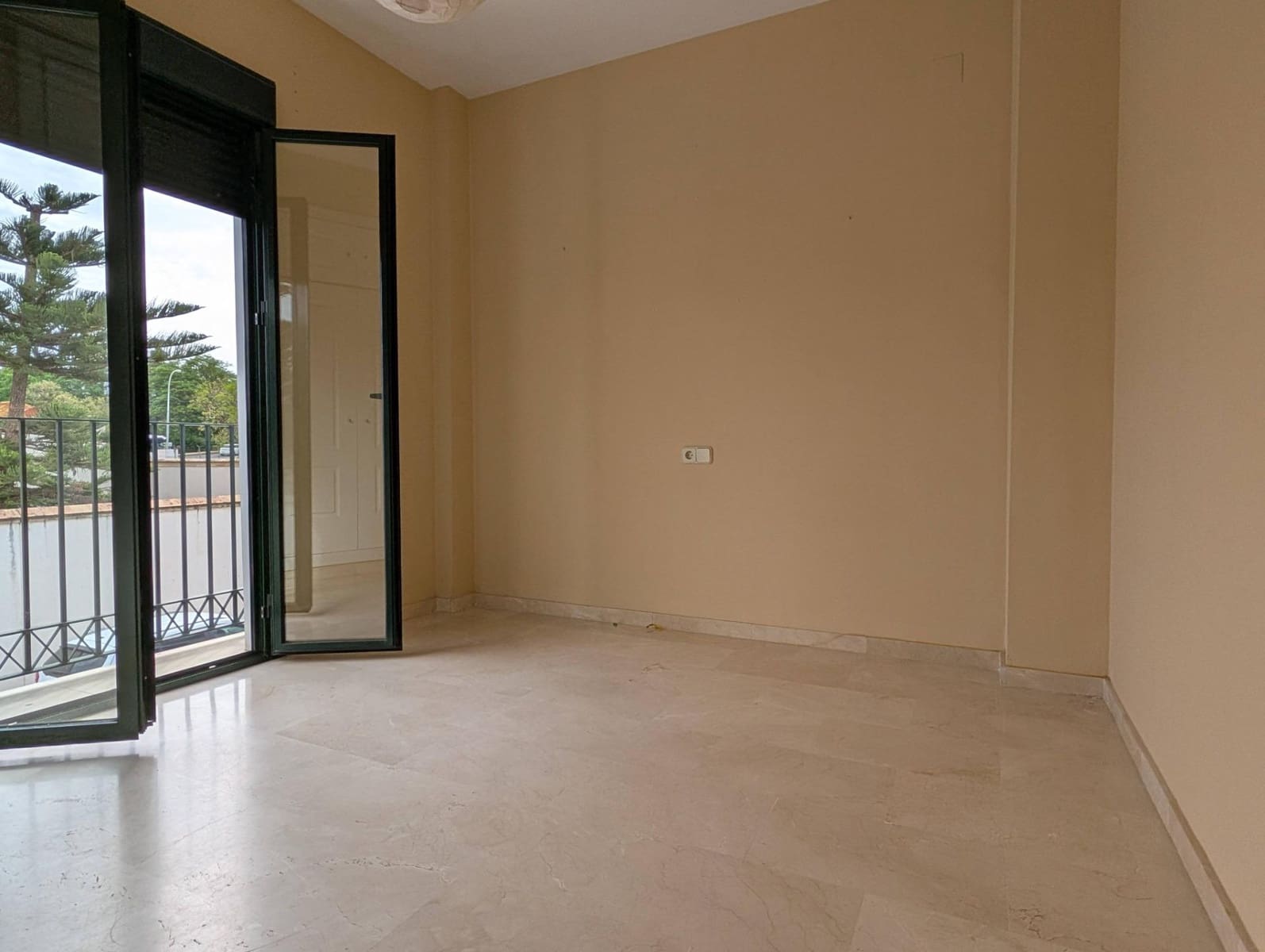 3 bedroom Townhouse for sale in Sanlucar la Mayor with pool - € 240,000 (Ref: 9897345)