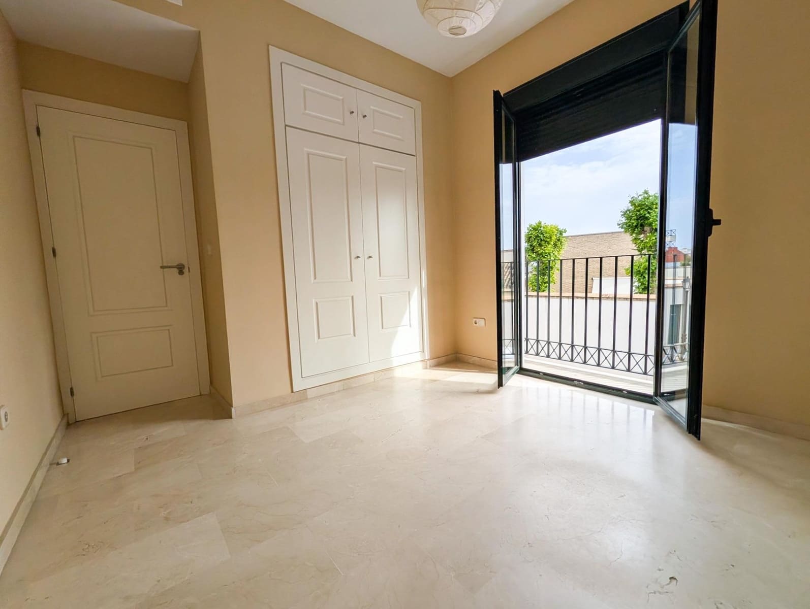 3 bedroom Townhouse for sale in Sanlucar la Mayor with pool - € 240,000 (Ref: 9897345)