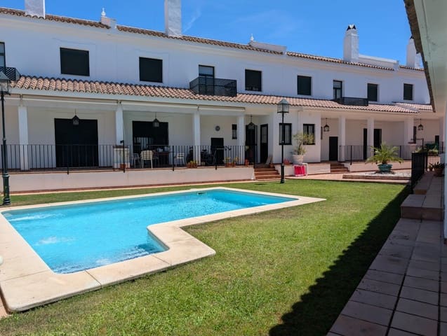 3 bedroom Townhouse for sale in Sanlúcar la Mayor with pool - € 240,000 (Ref: 9897345)
