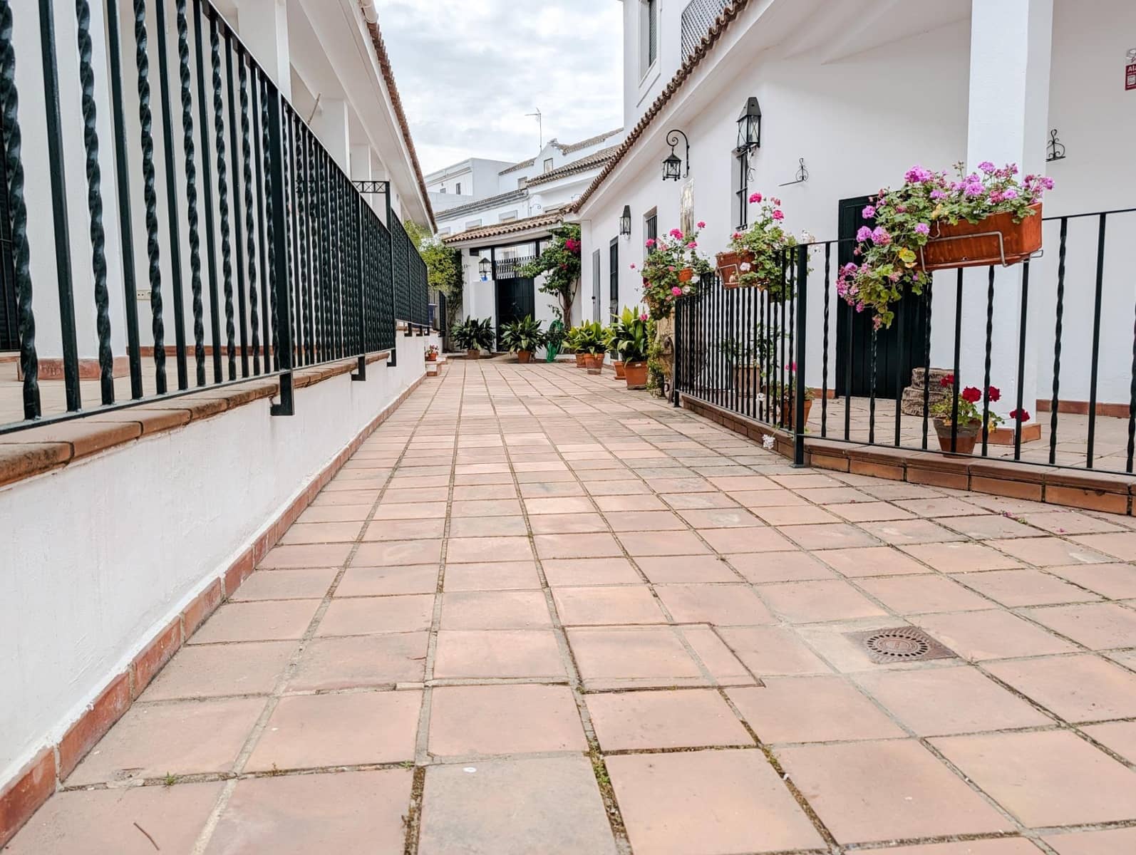 3 bedroom Townhouse for sale in Sanlucar la Mayor with pool - € 240,000 (Ref: 9897345)