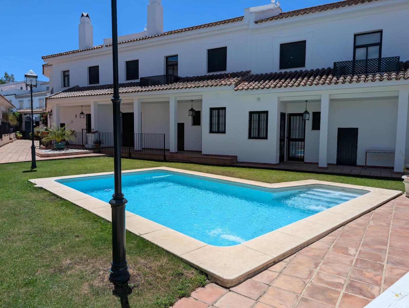 3 bedroom Townhouse for sale in Sanlucar la Mayor with pool - € 240,000 (Ref: 9897345)