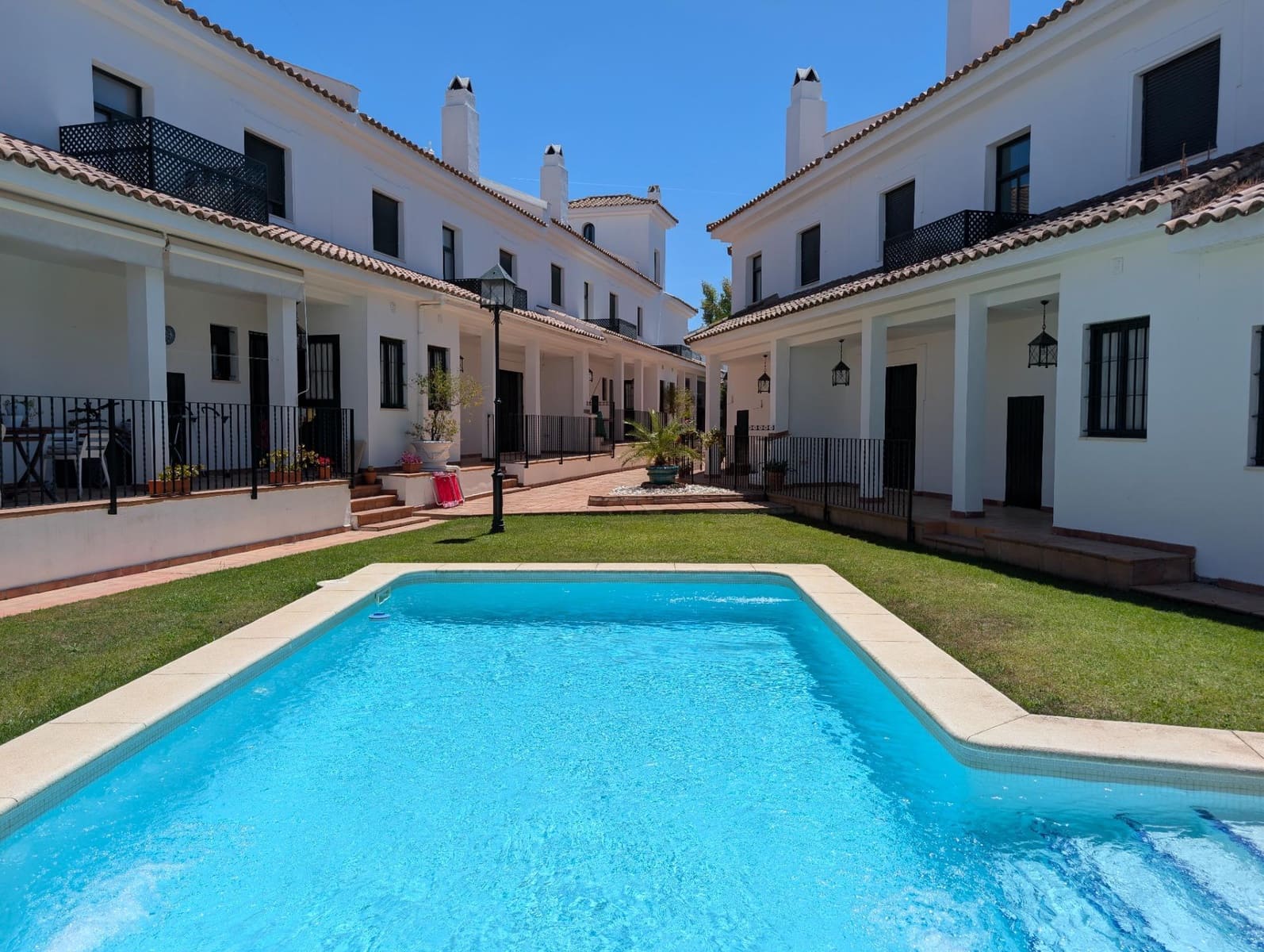 3 bedroom Townhouse for sale in Sanlucar la Mayor with pool - € 240,000 (Ref: 9897345)