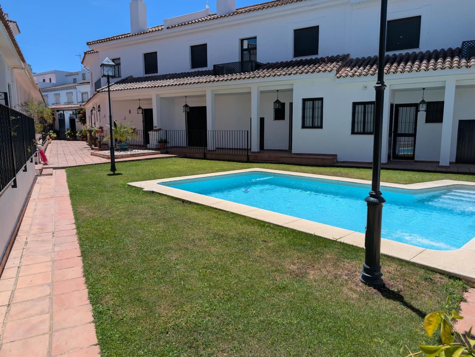 3 bedroom Townhouse for sale in Sanlucar la Mayor with pool - € 240,000 (Ref: 9897345)