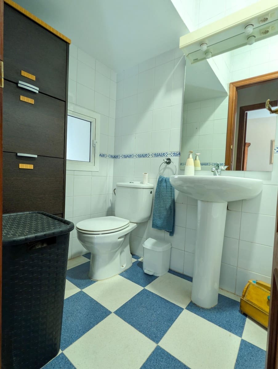 3 bedroom Townhouse for rent in Sanlucar la Mayor - € 700 (Ref: 9897346)
