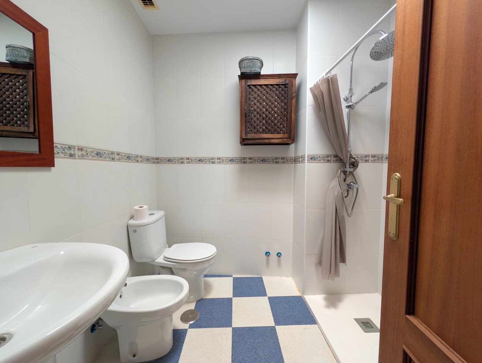 3 bedroom Townhouse for rent in Sanlucar la Mayor - € 700 (Ref: 9897346)