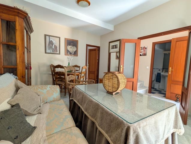 3 bedroom Townhouse for rent in Sanlúcar la Mayor - € 700 (Ref: 9897346)