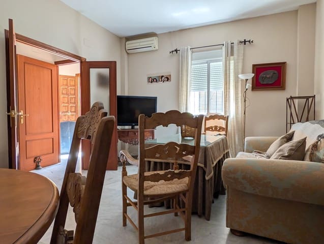 3 bedroom Townhouse for rent in Sanlúcar la Mayor - € 700 (Ref: 9897346)