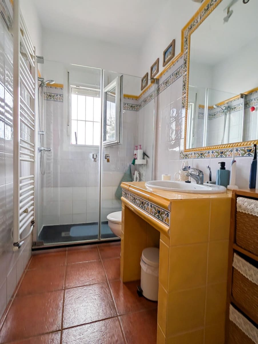 6 bedroom Villa for sale in Sanlucar la Mayor with pool - € 434,900 (Ref: 9897347)
