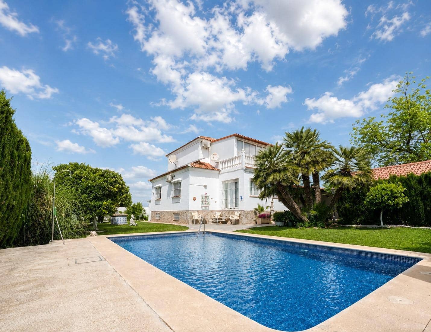 6 bedroom Villa for sale in Sanlucar la Mayor with pool - € 434,900 (Ref: 9897347)