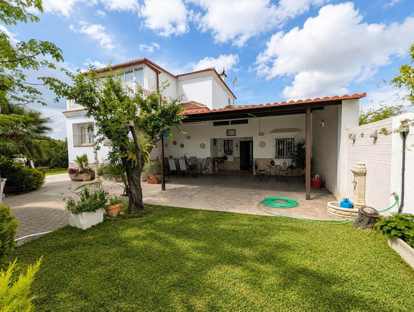 6 bedroom Villa for sale in Sanlucar la Mayor with pool - € 434,900 (Ref: 9897347)