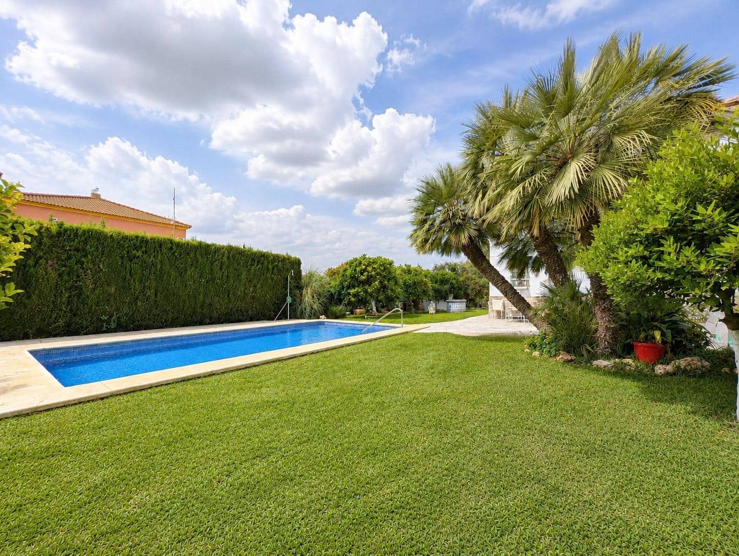 6 bedroom Villa for sale in Sanlucar la Mayor with pool - € 434,900 (Ref: 9897347)