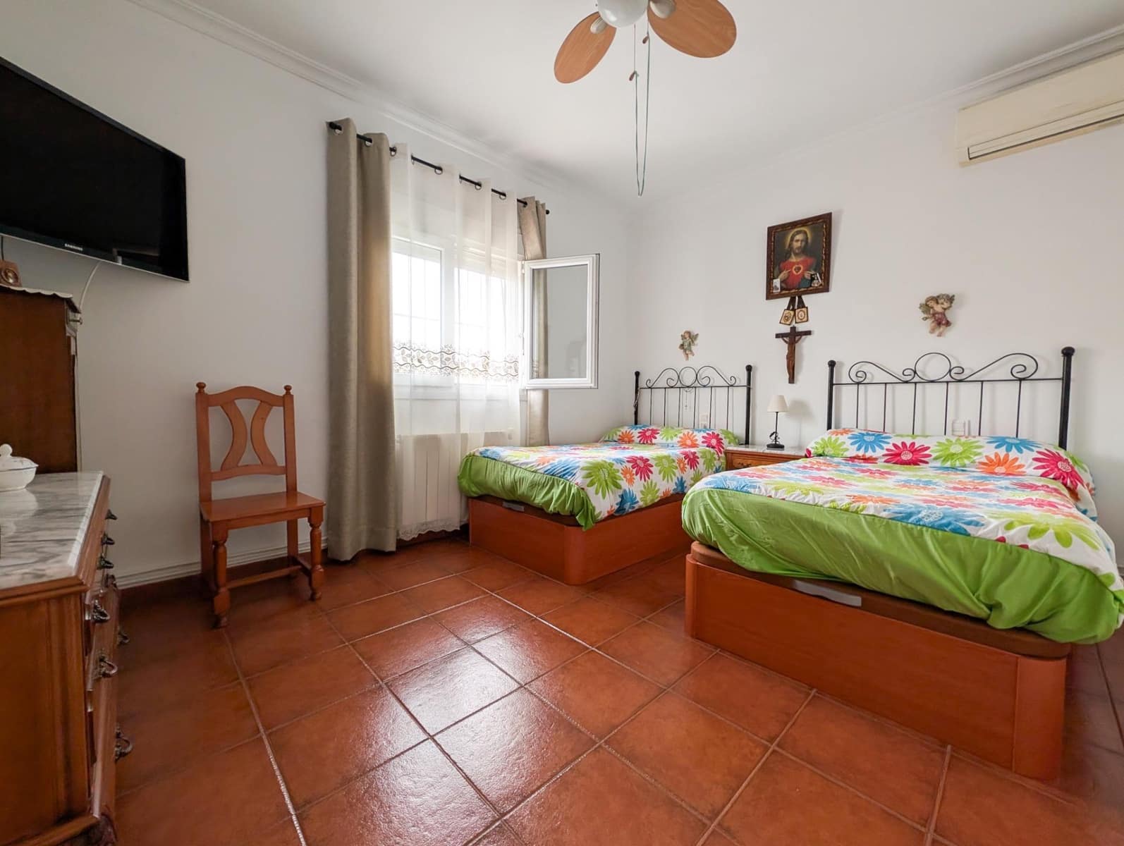 6 bedroom Villa for sale in Sanlucar la Mayor with pool - € 434,900 (Ref: 9897347)