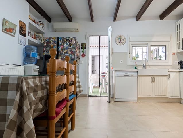 6 bedroom Villa for sale in Sanlúcar la Mayor with pool - € 434,900 (Ref: 9897347)