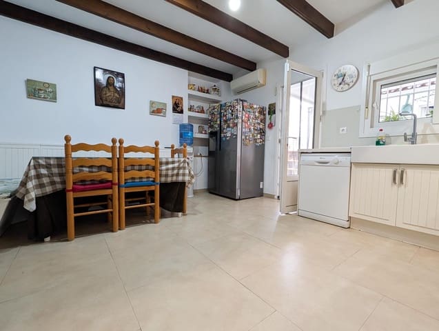 6 bedroom Villa for sale in Sanlúcar la Mayor with pool - € 434,900 (Ref: 9897347)