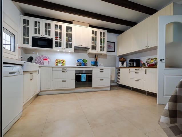 6 bedroom Villa for sale in Sanlúcar la Mayor with pool - € 434,900 (Ref: 9897347)