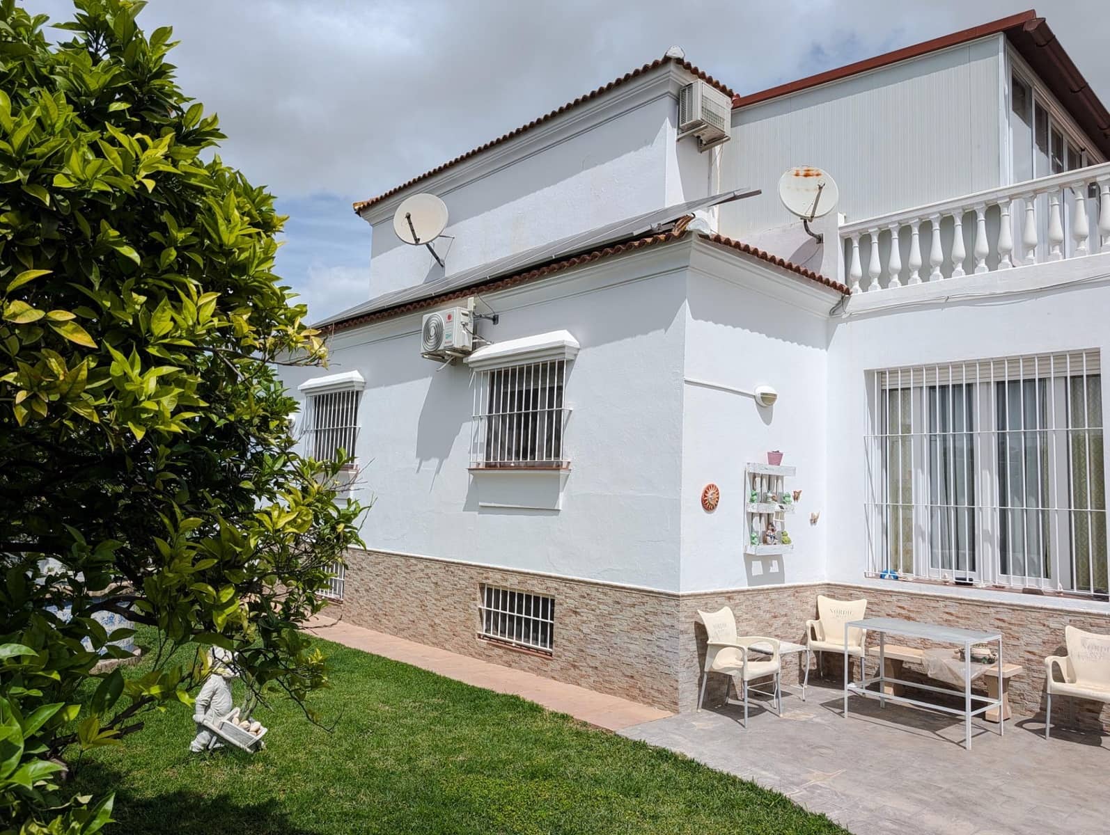 6 bedroom Villa for sale in Sanlucar la Mayor with pool - € 434,900 (Ref: 9897347)