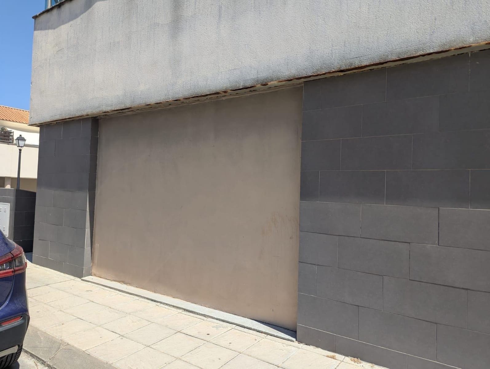 Kaupallinen myytävänä paikassa Sanlucar la Mayor - 84 900 € (Ref: 9897348)